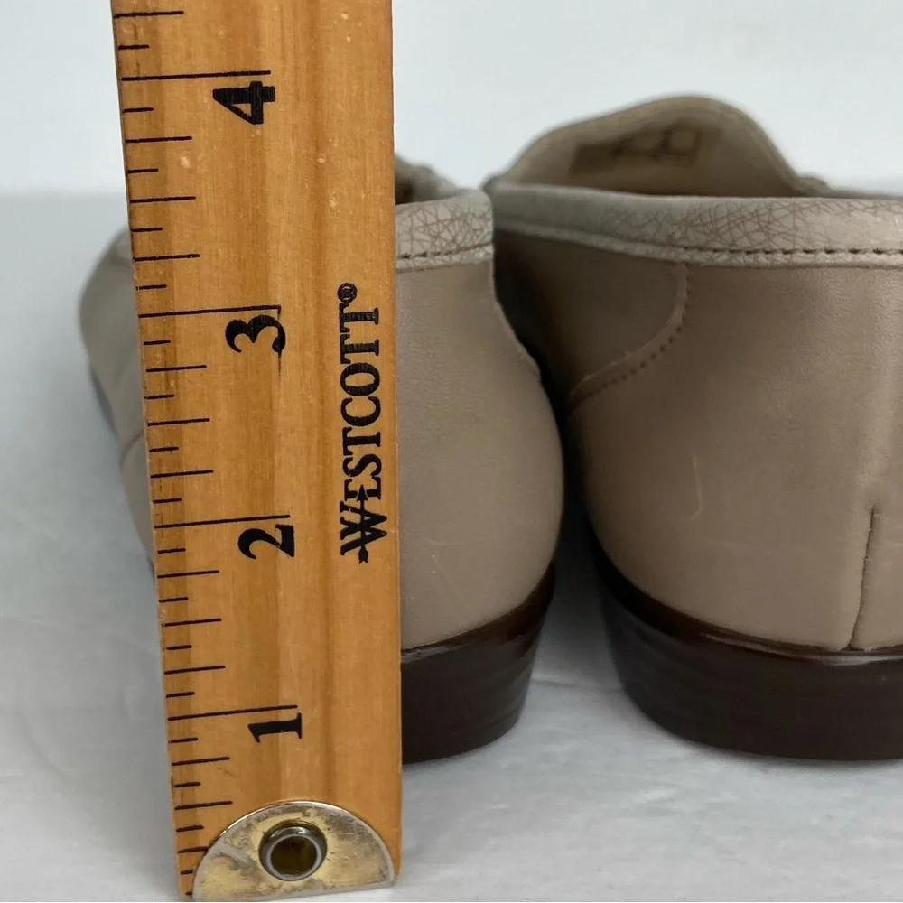 SAS Metro Leather Loafers Size 8 M Beige Leather Tripad Comfort Preppy Flats